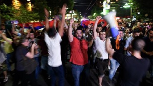 Митингующие у здания захваченного ППС в Ереване разошлись
